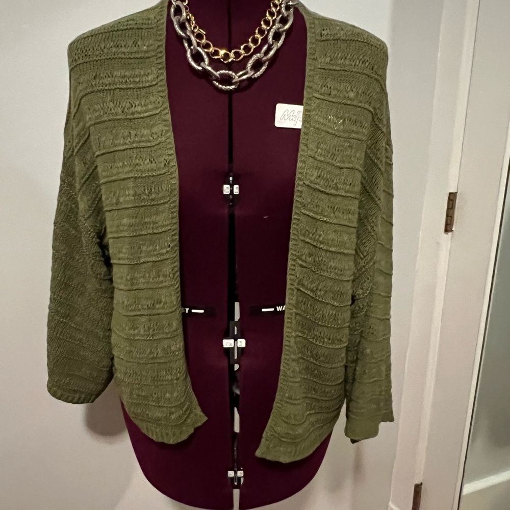 Women’s cardigan sweater size O/S.  I wear XL and it fit me perfectly.